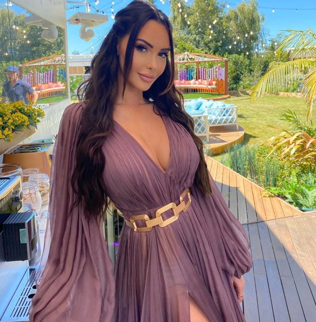 Comparaisons2's tweet photo. On va mettre tout le monde d'accord 
Votre préférence ?

Kamila ❤                          Nabilla 🔃 https://t.co/tT6557fjSk