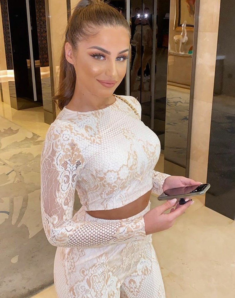 Comparaisons2's tweet photo. On va mettre tout le monde d'accord 
Votre préférence ?

Kamila ❤                          Nabilla 🔃 https://t.co/tT6557fjSk