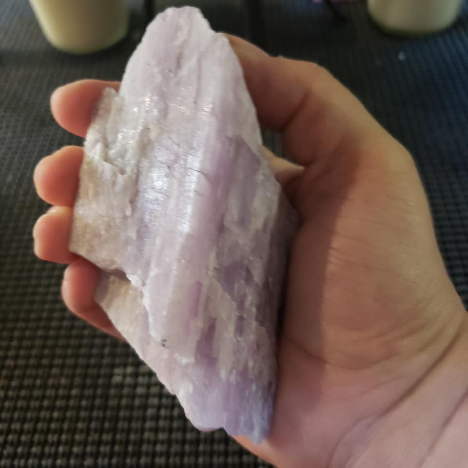 AzoniaShop's tweet image. Some new raw Kunzite pieces have arrived at the shop. 😍😍😍😍

#azonia #azoniashop #shoplocal #kunzite #crystals #natural #minerals