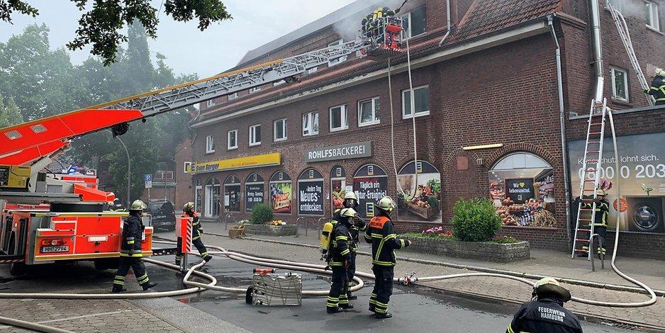 Großbrand in Hamburg: Mehrfamilienhaus steht in Flammen – Personen evakuiert bit.ly/3jh2oAd