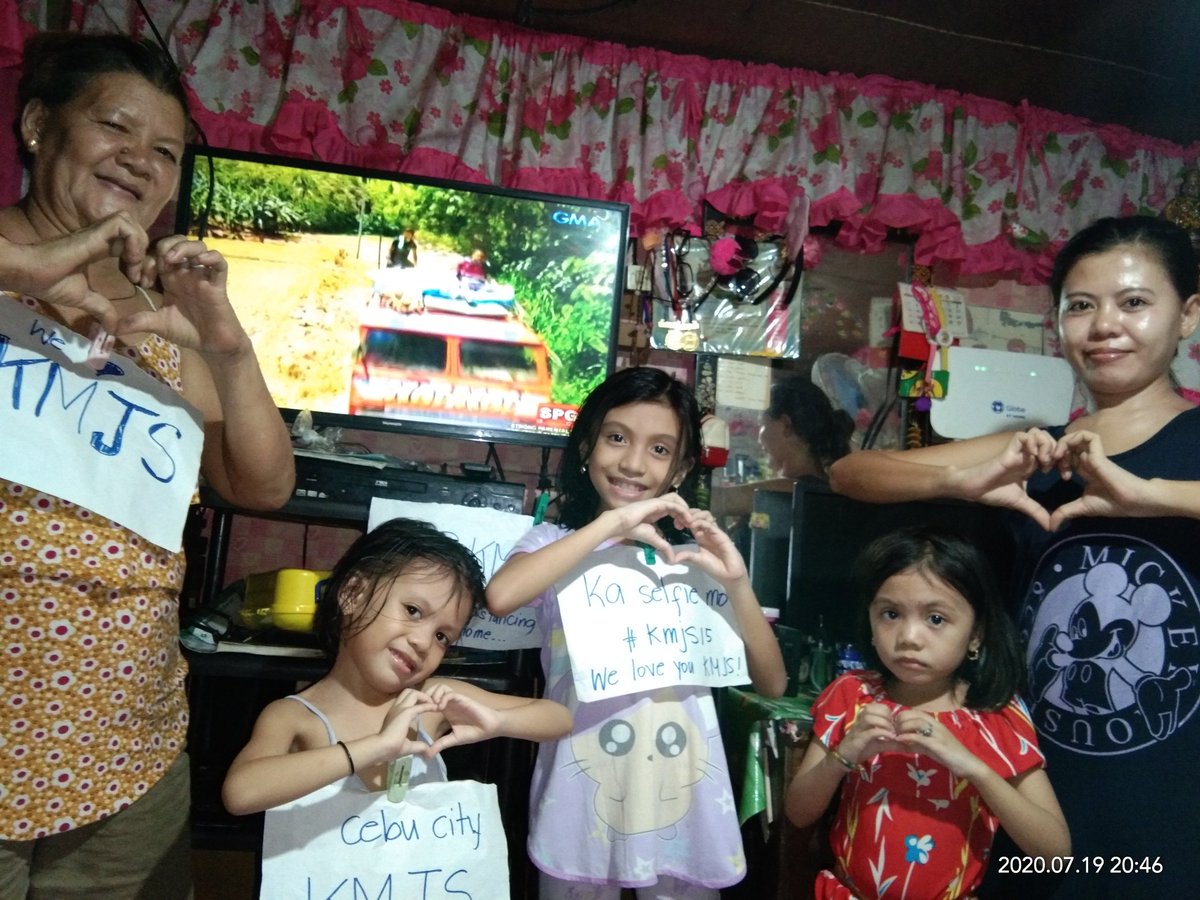 Gerlind18045916's tweet photo. #KMJS15 nakisali muna kami sa kaselfie..
Sana palarin..😍
#70yearskapuso https://t.co/a4cvXoFZm9
