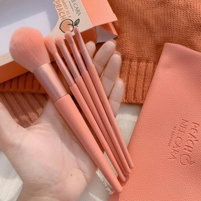 makeupset_peach's tweet photo. 🍑Peach makeup brush set เซทแปรง 5 ชิ้น มีกระเป๋าแถมด้วย ดียยยยยย์ ด้ามสีพีช ขนแปรงสีพีช สีสวยย ขนนุ่มไม่ระคายเคือง ~~ราคา 200฿ #พร้อมส่ง

#เซทแปรง #แปรงแต่งหน้า https://t.co/5n8XvwfyTT