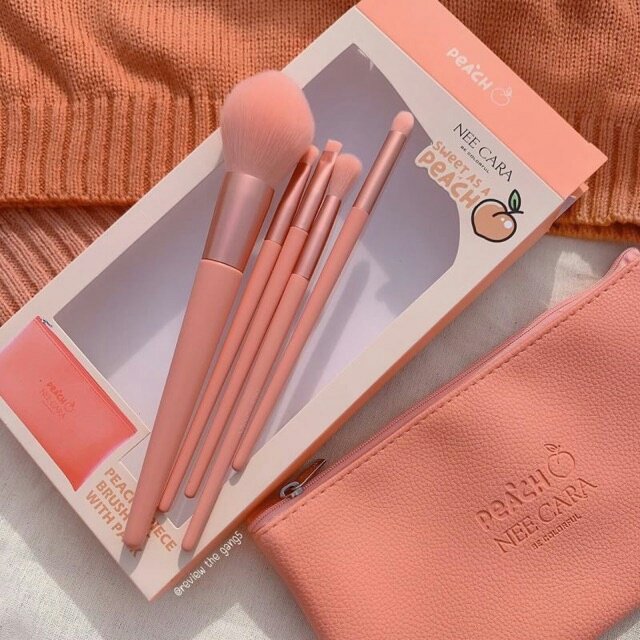 makeupset_peach's tweet photo. 🍑Peach makeup brush set เซทแปรง 5 ชิ้น มีกระเป๋าแถมด้วย ดียยยยยย์ ด้ามสีพีช ขนแปรงสีพีช สีสวยย ขนนุ่มไม่ระคายเคือง ~~ราคา 200฿ #พร้อมส่ง

#เซทแปรง #แปรงแต่งหน้า https://t.co/5n8XvwfyTT