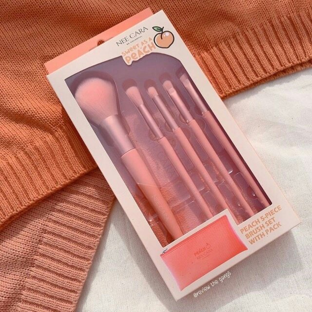 makeupset_peach's tweet photo. 🍑Peach makeup brush set เซทแปรง 5 ชิ้น มีกระเป๋าแถมด้วย ดียยยยยย์ ด้ามสีพีช ขนแปรงสีพีช สีสวยย ขนนุ่มไม่ระคายเคือง ~~ราคา 200฿ #พร้อมส่ง

#เซทแปรง #แปรงแต่งหน้า https://t.co/5n8XvwfyTT