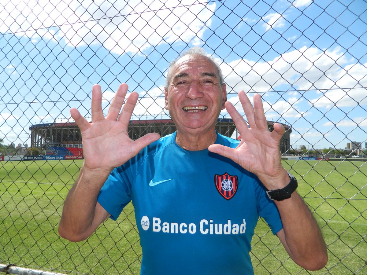 SanLorenzo's tweet photo. 💙❤️ Emblema de #SanLorenzo y cuatro veces campeón, defendió 267 veces el arco azulgrana, más que nadie en la historia. Lleva seis décadas ligado al Ciclón, primero como jugador y luego como formador.

🎂 Hoy, Agustín Irusta está cumpliendo 78 años. ¡Felicidades, Mono querido! https://t.co/HJDz9mgqZn