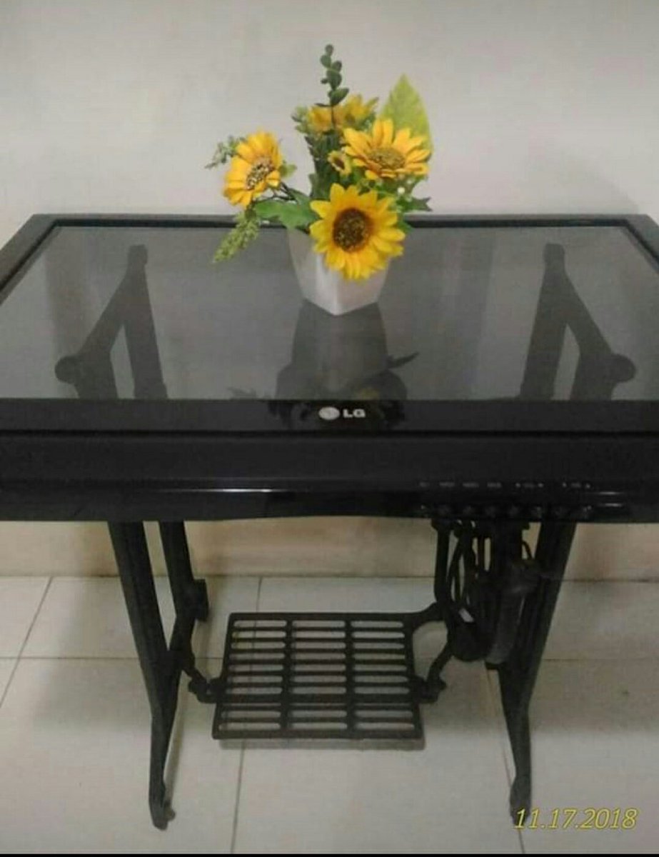 bobis71's tweet photo. #KMJS15 #LGPlasmaTV #OldSewingMachine Hindi ito vintage pero maganda talaga gawin table stand ang sewing machine. Ginamit ko na table top ang lumang LG plasma TV https://t.co/bViFtiNXRV