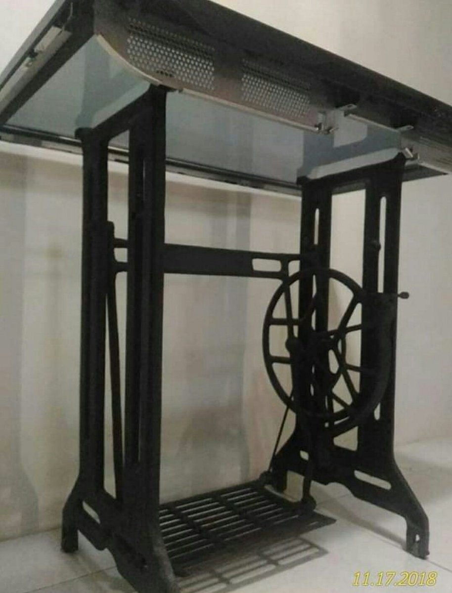 bobis71's tweet photo. #KMJS15 #LGPlasmaTV #OldSewingMachine Hindi ito vintage pero maganda talaga gawin table stand ang sewing machine. Ginamit ko na table top ang lumang LG plasma TV https://t.co/bViFtiNXRV