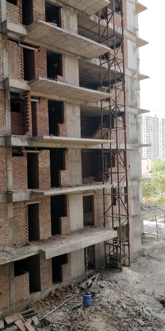 sanjaymi's tweet photo. These are the latest pictures of @anantrajmadelia project and since 2014, only monkeys are living here. These are flats purchased by homebuyers from their life long savings.
#MannKiBaat
#ManesarLandScam https://t.co/KT2ThVAnBz