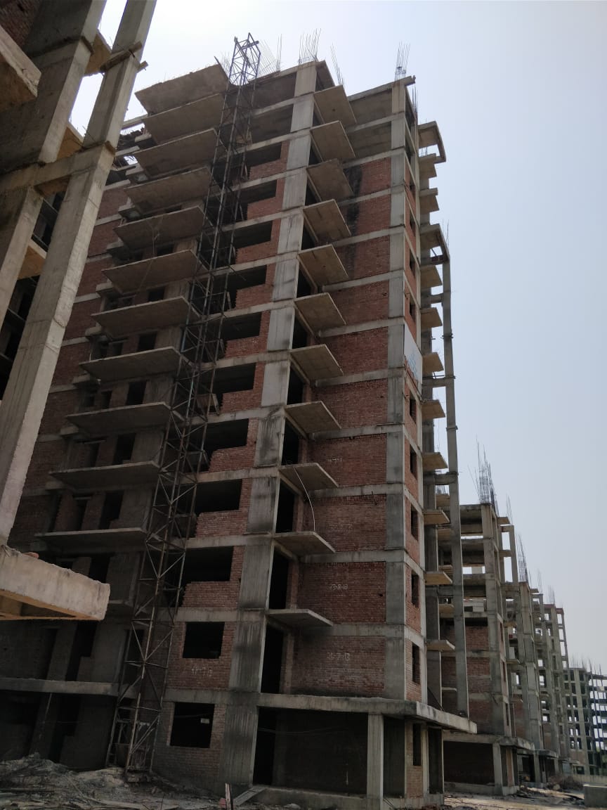 sanjaymi's tweet photo. These are the latest pictures of @anantrajmadelia project and since 2014, only monkeys are living here. These are flats purchased by homebuyers from their life long savings.
#MannKiBaat
#ManesarLandScam https://t.co/KT2ThVAnBz
