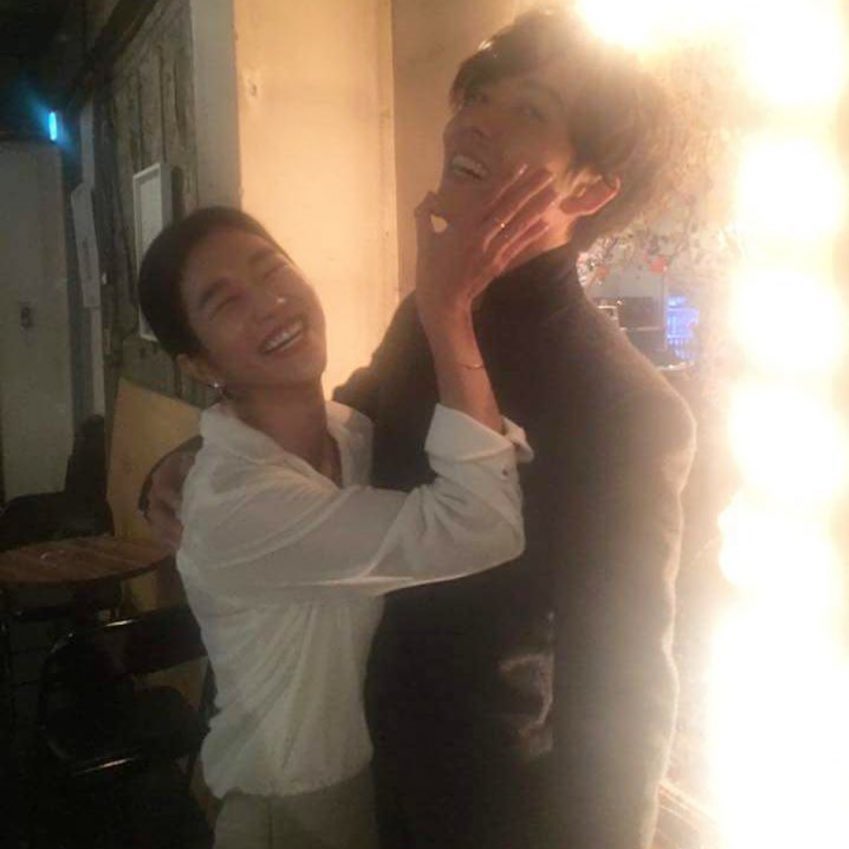 so_ju_please's tweet photo. 요즘뜨는 광공님과 함께 즐거운 턱잡이ㅋㅋㅋㅋㅋㅋ https://t.co/Tfb5PvZFEB