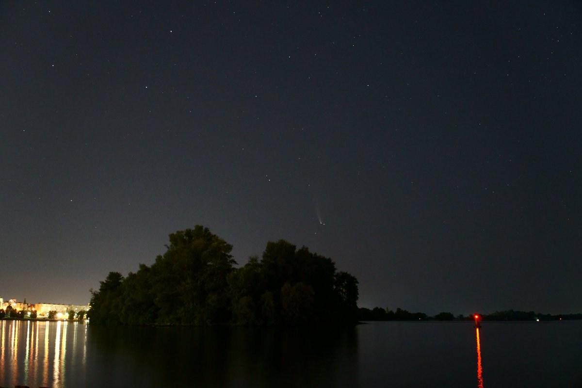 YuriyDulich's tweet photo. Result of our photo observation of Comet C/2020 F3 (NEOWISE) ☄️ in center ok Kyiv near Dnipro river
#kyiv #nightkyiv #comet2020 #comet #astrophoto #astronomy https://t.co/VjG8yqZtJN