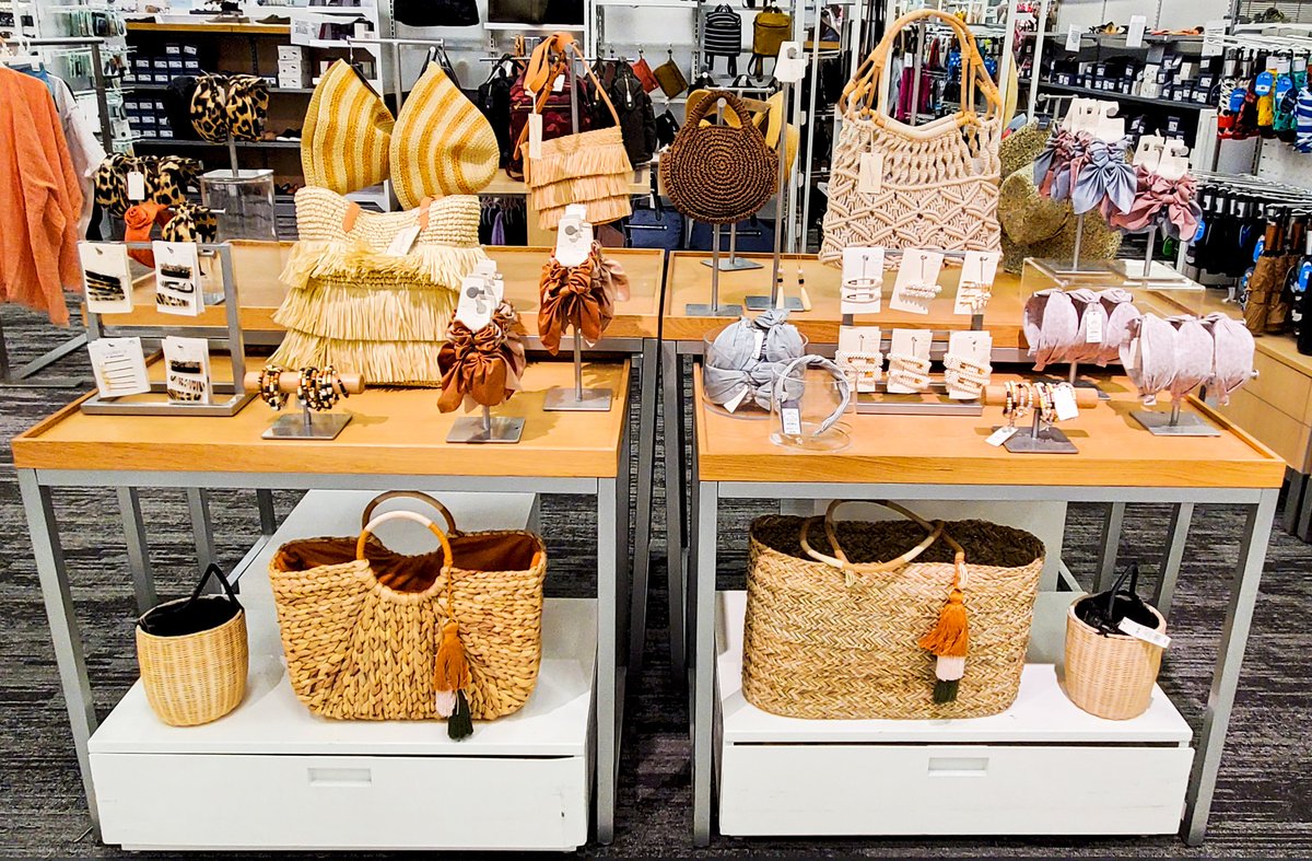 JumokeRivers's tweet photo. Marigold yellows, Khaki greens, and Apricot oranges are refreshingly summery, #T1474 was a hit with guest #July4th weekend !!
#ANDhandbags #universalthreads #inspo https://t.co/cQQHhZCyHY