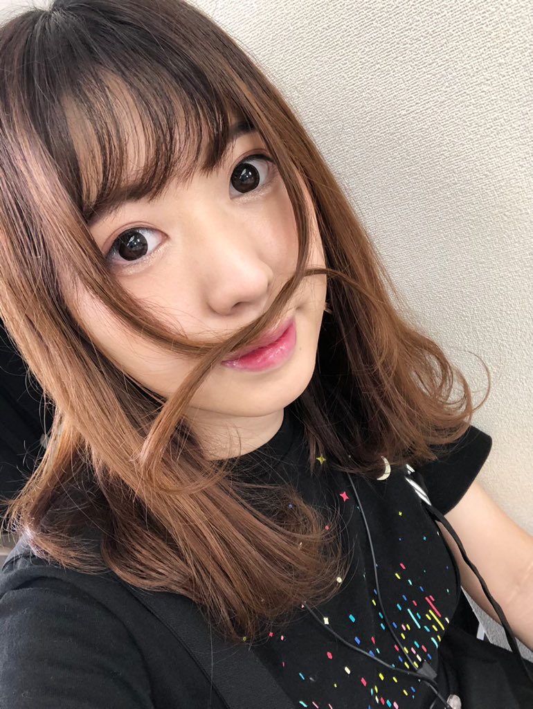 きたむらみのり 昨日がんばって髪の毛を巻いたのですが ライブしたらもじゃもじゃになったので 今日は毛先だけにしました 今日もやっぱりもじゃもじゃになりました