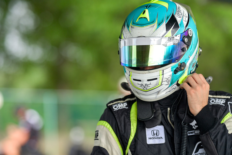 FRAmericas's tweet photo. Suiting up for Race 2.
1️⃣ 5️⃣ minute countdown begins now (Green at 10:35am ET)
💻 Stream Live https://t.co/80lDDmfN5p
#F4US I #RememberAndy l @virnow https://t.co/3l9uNcfntq