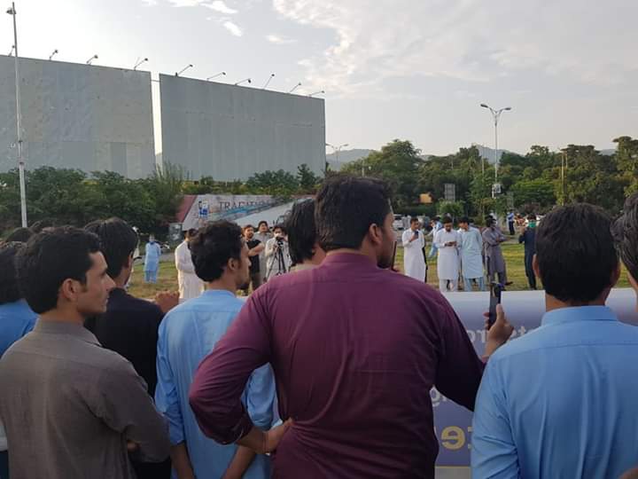 Rkdawar07's tweet photo. Restore 3G4G In all Merged District's XFATA. Peaceful Protists in islambad about Network and 3G4G Intenet.
#Restore3G4GInMergedDistricts #networking #XFata https://t.co/X93zh7BGOE