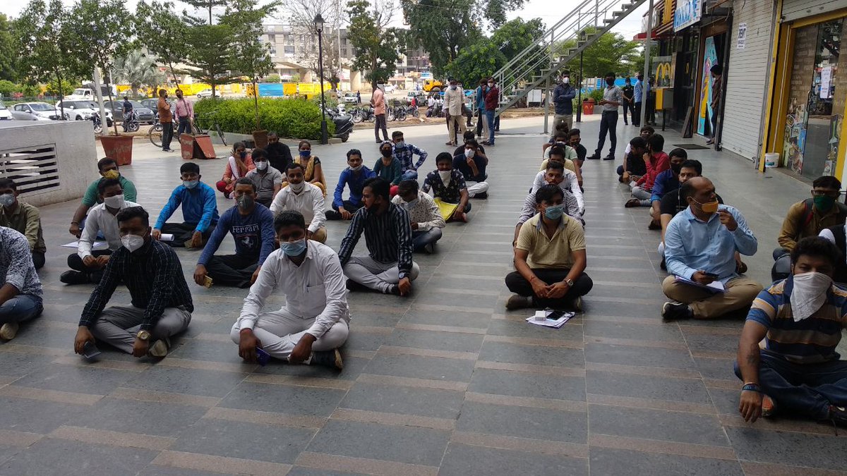 YAJadeja's tweet image. ડિઝાસ્ટર એકટ મંત્રીઓ માટે અને સામાન્ય નાગરિક માટે શું અલગ હોઈ છે?

કે પછી નેતાઓને કોઈ નિયમ લાગુ પાડતા નથી?

મંત્રીઓને તાયફા કરવા હોય,કે વિશ્વાસઘાતી ધારાસભ્યો ની ભરતી કરવી હોઈ ત્યારે બધું થાય,ત્યારે ડિઝાસ્ટર એકટ યાદ નથી આવતો.

શિક્ષિત બેરોજગારો બધા નિયમોનું પાલન કરે તો પણ અટકાયત!