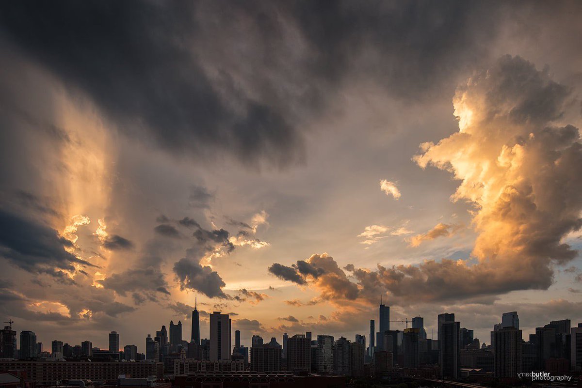 barrybutler9's tweet photo. Awesome cloud structure this morning at 601am prior to the storm hitting downtown Chicago.  #weather #news #ilwx #chicago https://t.co/dniO7DHLU7