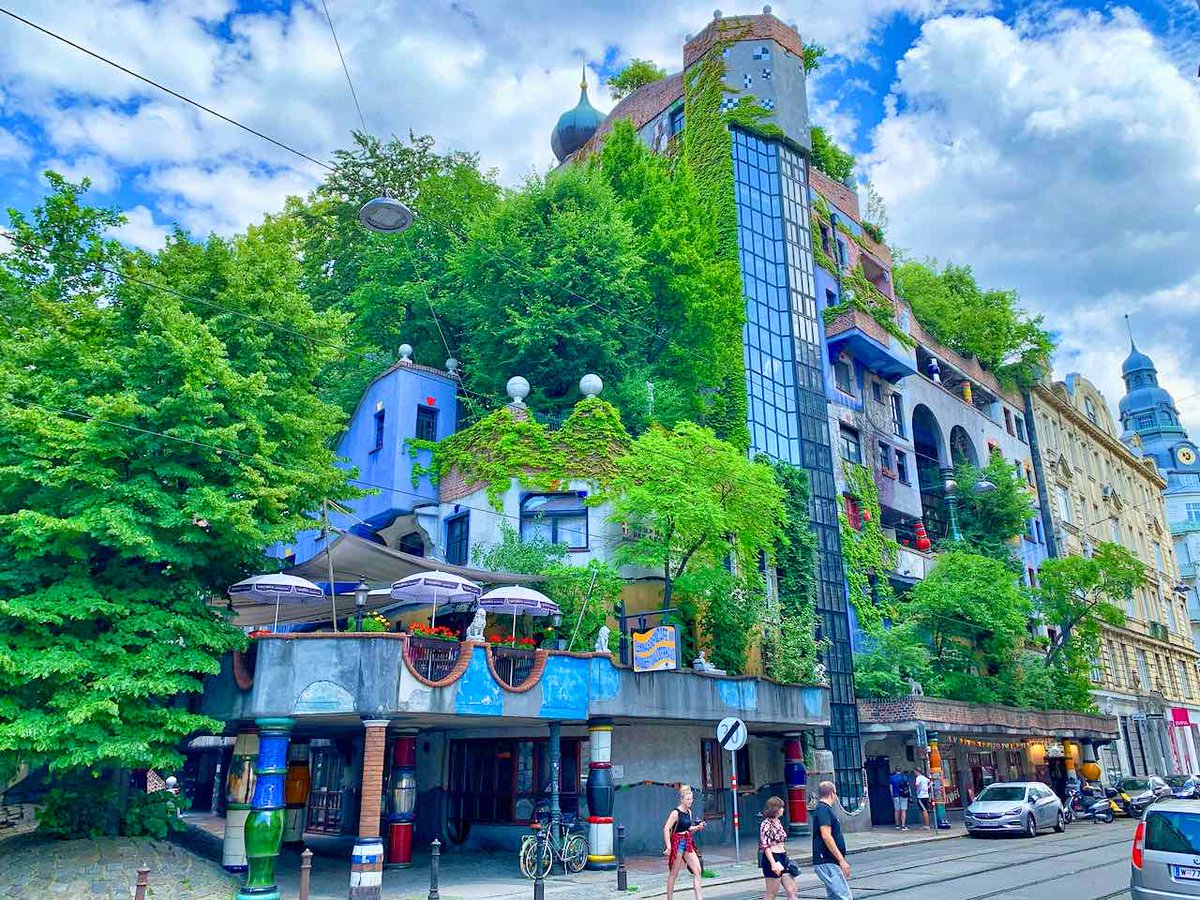 PETERSTRAVELde's tweet photo. Das Hundertwasserhaus ist ein gutes Beispiel für unangepasste, unkonventionelle Architektur
https://t.co/TFXyq6i9Sv https://t.co/CAjWdXBfb5