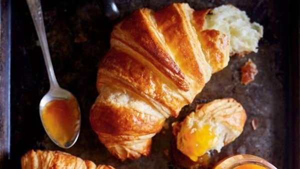 FinDebat's tweet photo. J'appelle ça un croissant feuilleté et vous ? https://t.co/9D5C1d4Wcp