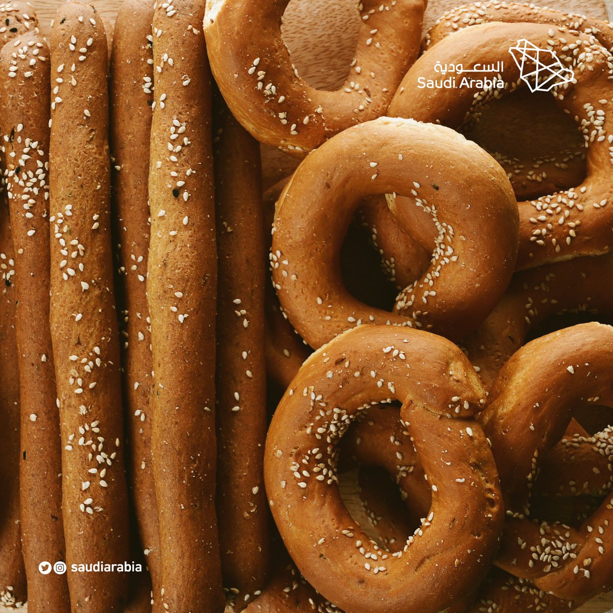 saudiarabia's tweet photo. Madina's streets are home to mouthwatering aromas. With street food unparalleled, Madina is a foodie's paradise. From manto, shriek, shabura, fool and tameez, fatoota, and burek, #Madina always finds a way to include a local spin on traditional dishes. #Saudi #SaudiArabia #KSA https://t.co/OEEAzfFN9j