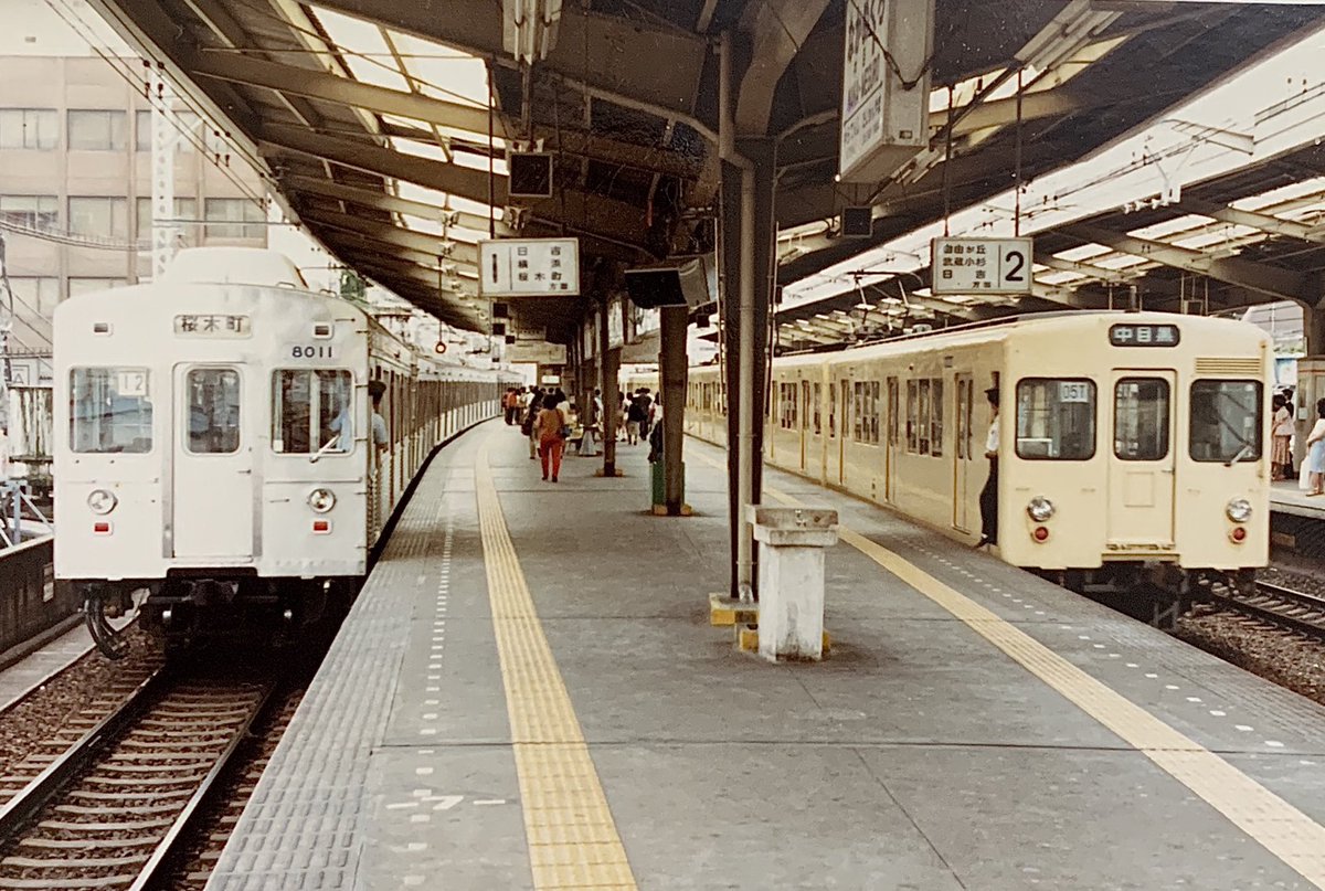 浅い鉄 19年 東武線と日比谷線の直通運転周年ステッカーを貼った東武00系 日比谷線直通 ではなく 地下鉄線直通 だったステッカー 中目黒のホームの表示類も懐古感を感じます 東武00系 中目黒駅