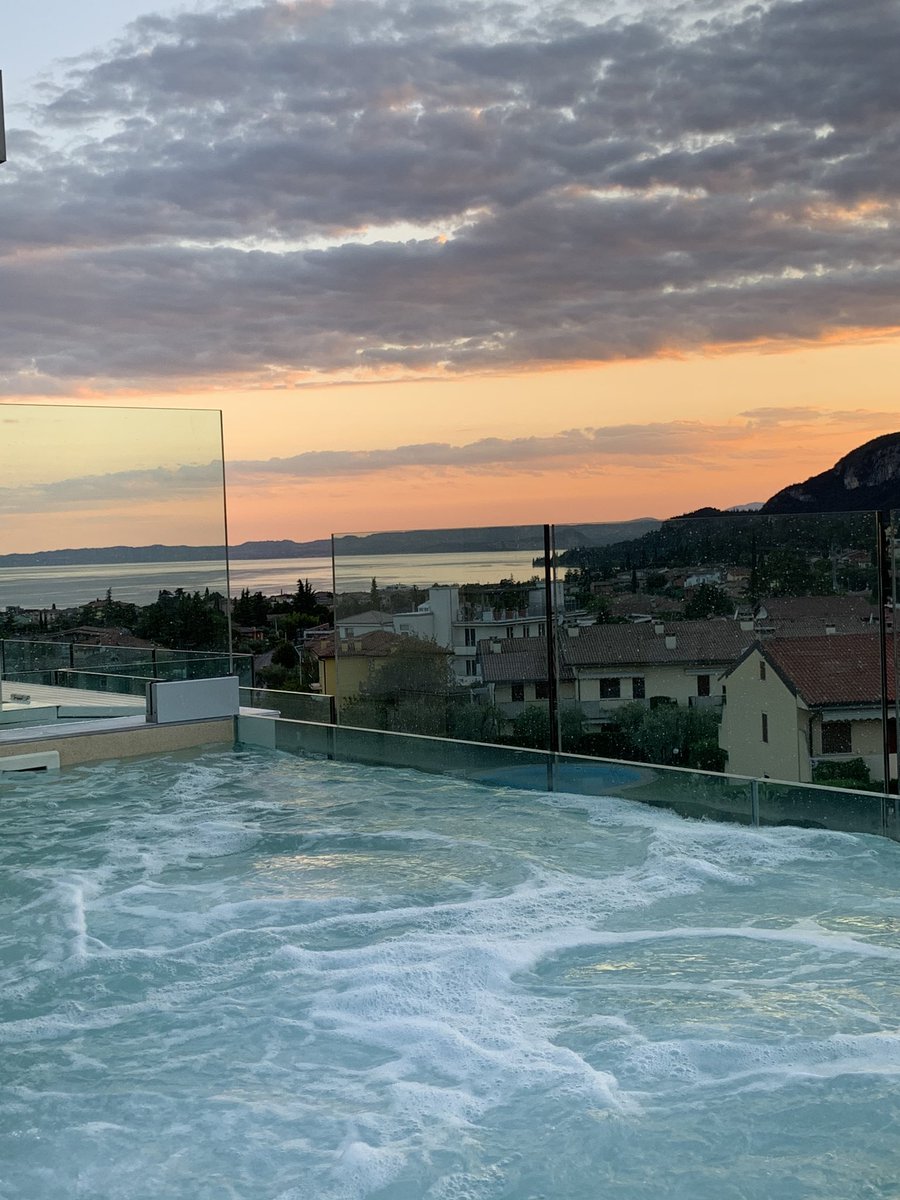 HotelItaliaG's tweet photo. 🛁 Bubbles, Bubbles 🛁 Everywhere !!! 
•
•
#sunsetphotography #hotelitaliagarda #niceevening #enjoyyourholiday #lakegarda #niceview #sunsetlovers #picoftheday #igers #gardasee🇮🇹 https://t.co/NeaH3NZ6U9