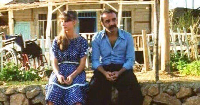 -Yazarım sana. 

+Yazma. O zaman bekliyor insan. Buraya çok az insan geliyor, çok insan gidiyor. Kalan da bekliyor ama bazen çok uzun bekliyor. Yani hani mesela zannediyorsun ki, bi yoldan birisi gelecek. boş, uzun bi yol. Devamlı ona bakıyorsun. Sonra kimse gelmiyor. 

Yazma.