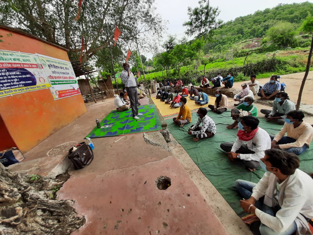 CBC_MIB's tweet photo. #GaribKalyanRozgarAbhiyaan aims to empower &amp; provide livelihood opportunities to returnee #MigrantWorkers &amp; rural citizens.

Krishi Vigyan Kendras have begun to conduct training sessions in villages of #MadhyaPradesh.

#AatmaNirbharBharat

📷: @ROBBhopal https://t.co/XLOeR4LvNy