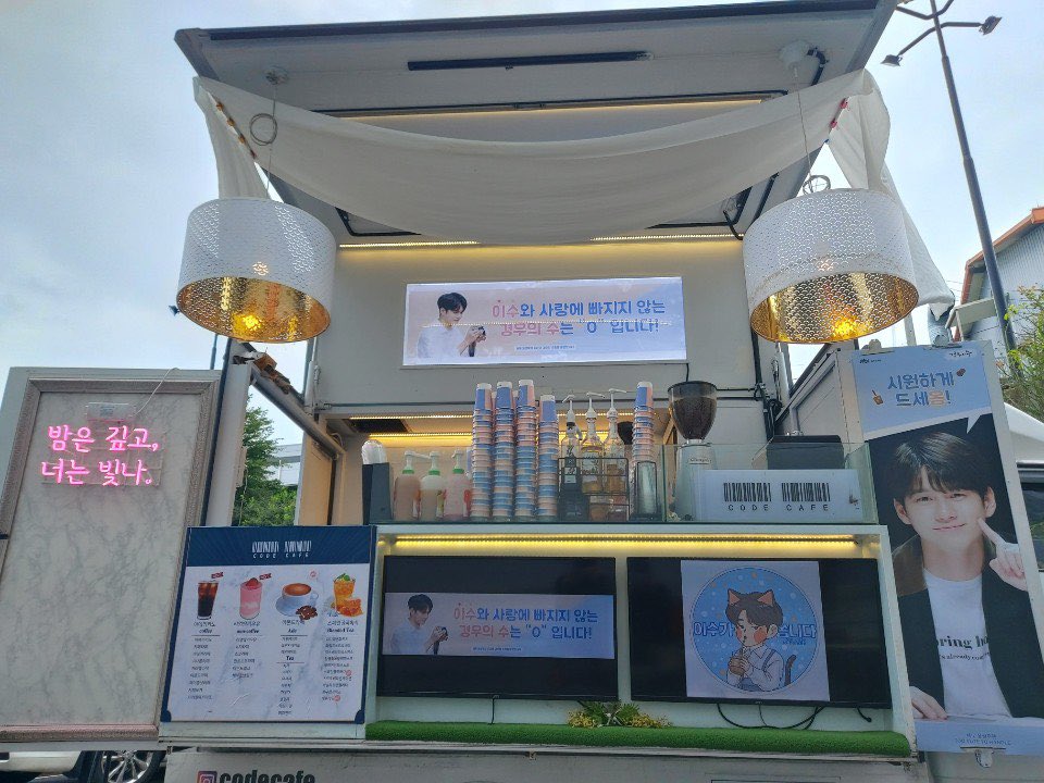 _peachxslate's tweet photo. เรามีโอกาสได้ส่งฟู้ดทรัคให้น้อง แง กินอิ่มๆนะค้าบ

ทางร้านบอกว่าพอน้องมาถึงกองน้องก็สั่งไอซ์อเมริกาโน่กินก่อนเลย พอถ่ายเสร็จน้องก็มาถ่ายรูปกับรถ แก้วในมือน้องสั่งคาราเมลมัคคิอาโต้กินอีกแก้วค่ะ😭💘

드라마 촬영 잘 해내길 바라고 언제나 응원해줄게요. 💗🤍💗🤍  @officialtwt_OSW https://t.co/6WZfpn5jEF