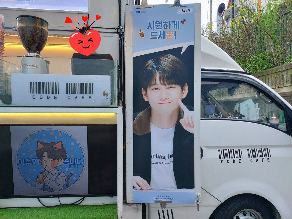 _peachxslate's tweet photo. เรามีโอกาสได้ส่งฟู้ดทรัคให้น้อง แง กินอิ่มๆนะค้าบ

ทางร้านบอกว่าพอน้องมาถึงกองน้องก็สั่งไอซ์อเมริกาโน่กินก่อนเลย พอถ่ายเสร็จน้องก็มาถ่ายรูปกับรถ แก้วในมือน้องสั่งคาราเมลมัคคิอาโต้กินอีกแก้วค่ะ😭💘

드라마 촬영 잘 해내길 바라고 언제나 응원해줄게요. 💗🤍💗🤍  @officialtwt_OSW https://t.co/6WZfpn5jEF