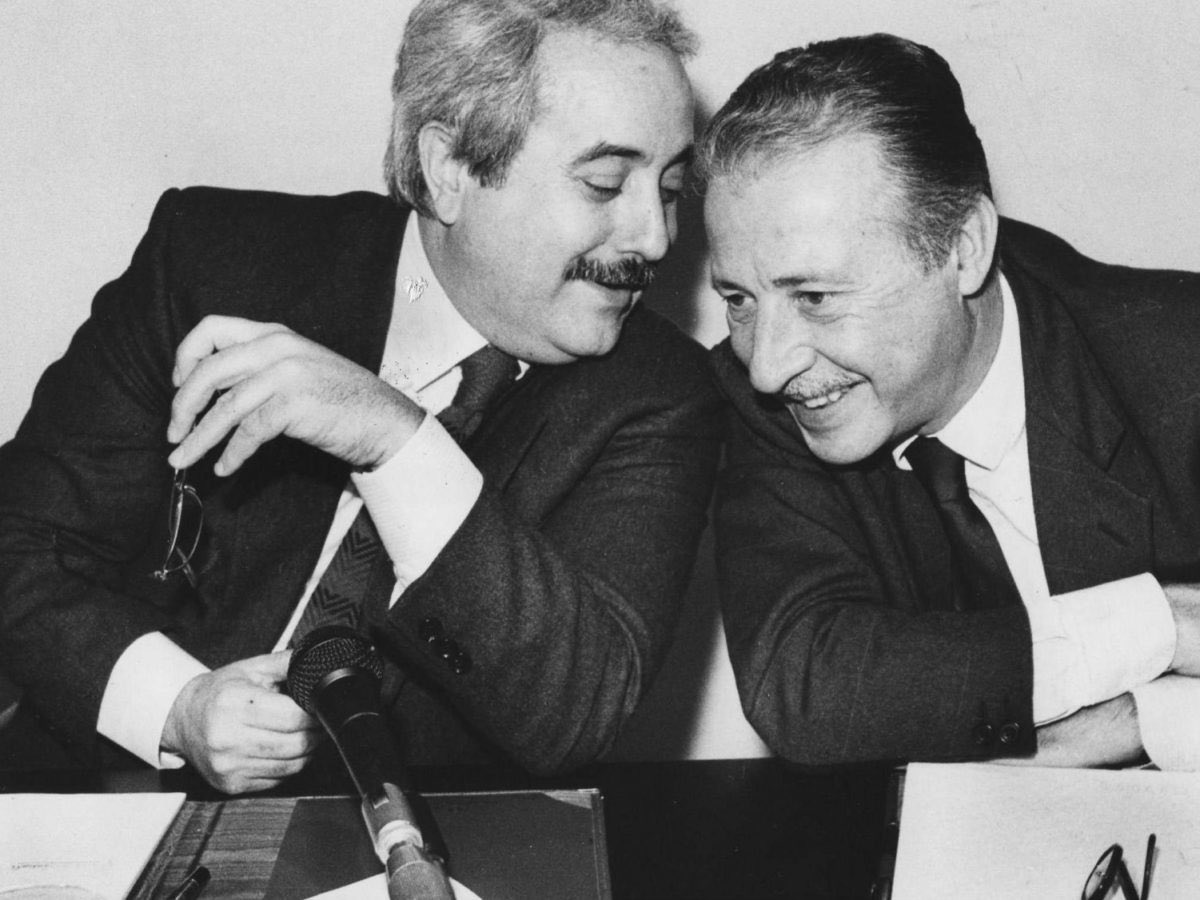 LGSalvatore's tweet photo. Paolo Borsellino, Giovanni Falcone e tanti altri che hanno perso la vita per un’idea di mondo migliore, il vostro esempio e il vostro ricordo sia da monito alle generazioni presenti e future affichè il loro impegno possa un giorno consegnare le mafie alla stora. #19luglio1992 https://t.co/OnLmMeY1AN