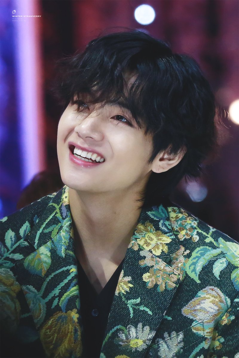 taehyung's smile is so beautiful.
