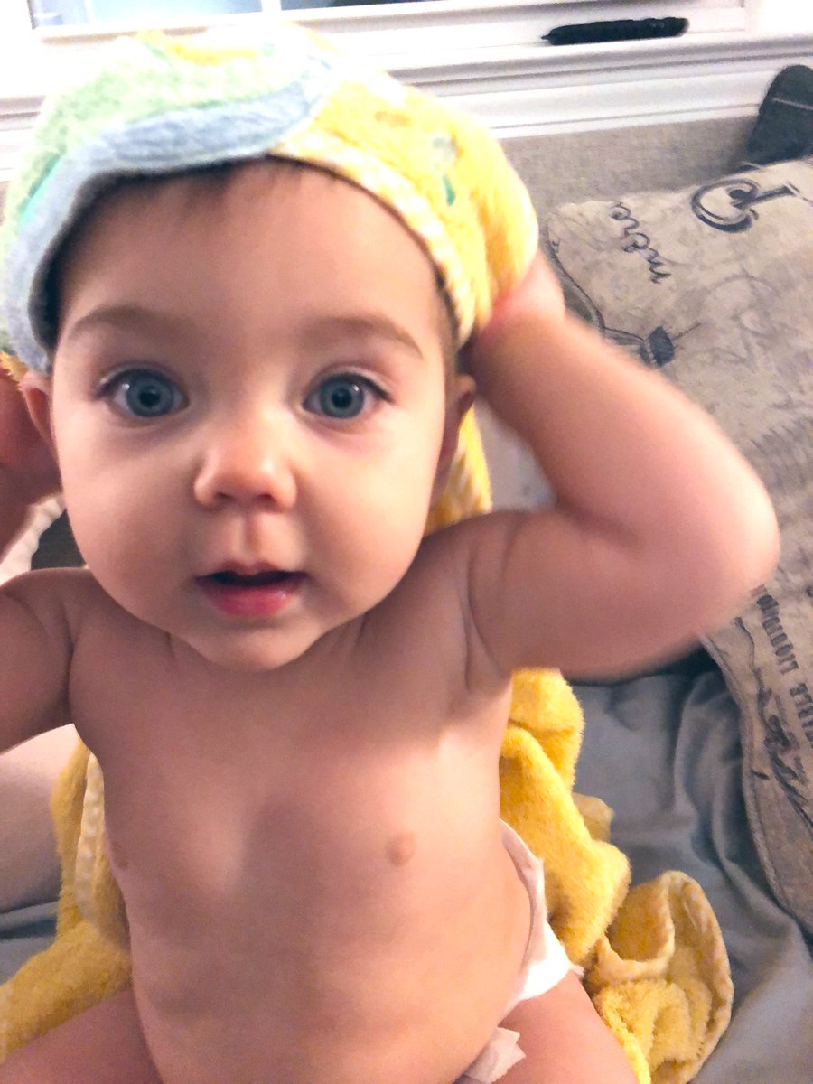TobinDeanna's tweet photo. 🌞¡Buenos días! These are from last night, right before bed.😴 She sure does grow. everyday. Every night! #goodnightmoon🌙 #bathtime🐳#lookatthoseteeth🦷 #babybel💕#9mosandahalf📆 https://t.co/bSFxLjx1xY