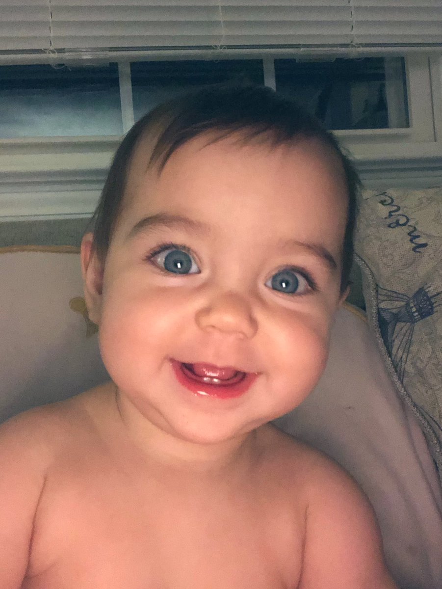 TobinDeanna's tweet photo. 🌞¡Buenos días! These are from last night, right before bed.😴 She sure does grow. everyday. Every night! #goodnightmoon🌙 #bathtime🐳#lookatthoseteeth🦷 #babybel💕#9mosandahalf📆 https://t.co/bSFxLjx1xY