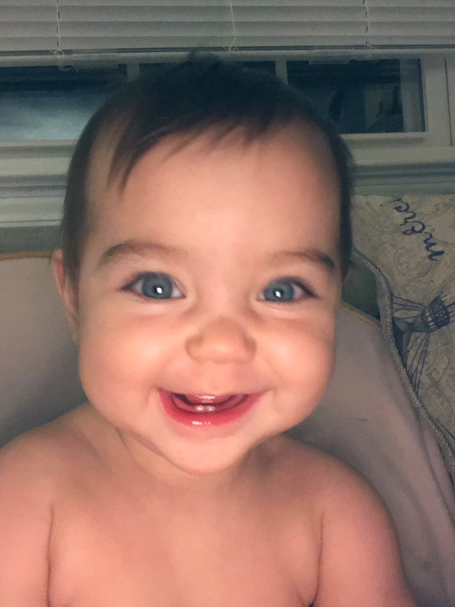 TobinDeanna's tweet photo. 🌞¡Buenos días! These are from last night, right before bed.😴 She sure does grow. everyday. Every night! #goodnightmoon🌙 #bathtime🐳#lookatthoseteeth🦷 #babybel💕#9mosandahalf📆 https://t.co/bSFxLjx1xY