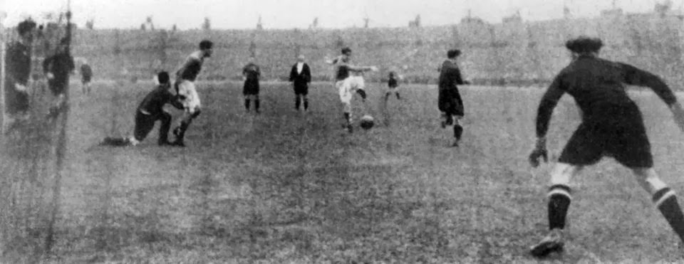 NurembergArg's tweet photo. 📅 Se cumplen 85 años de la primera copa nacional ganada de El Club en 1935 en un 2-0 vs el Schalke 04, pero eso es un dato menor.

Hablemos un poco de esa epoca oscura del deporte aleman... https://t.co/Vvivp7j6zz