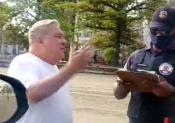 g1's tweet photo. Vídeo mostra desembargador humilhando guarda após multa por não usar máscara em SP: 'Você sabe ler? Então lê bem com quem você está se metendo' => https://t.co/bbGgpzq38k #G1 https://t.co/E0d8JVaseH