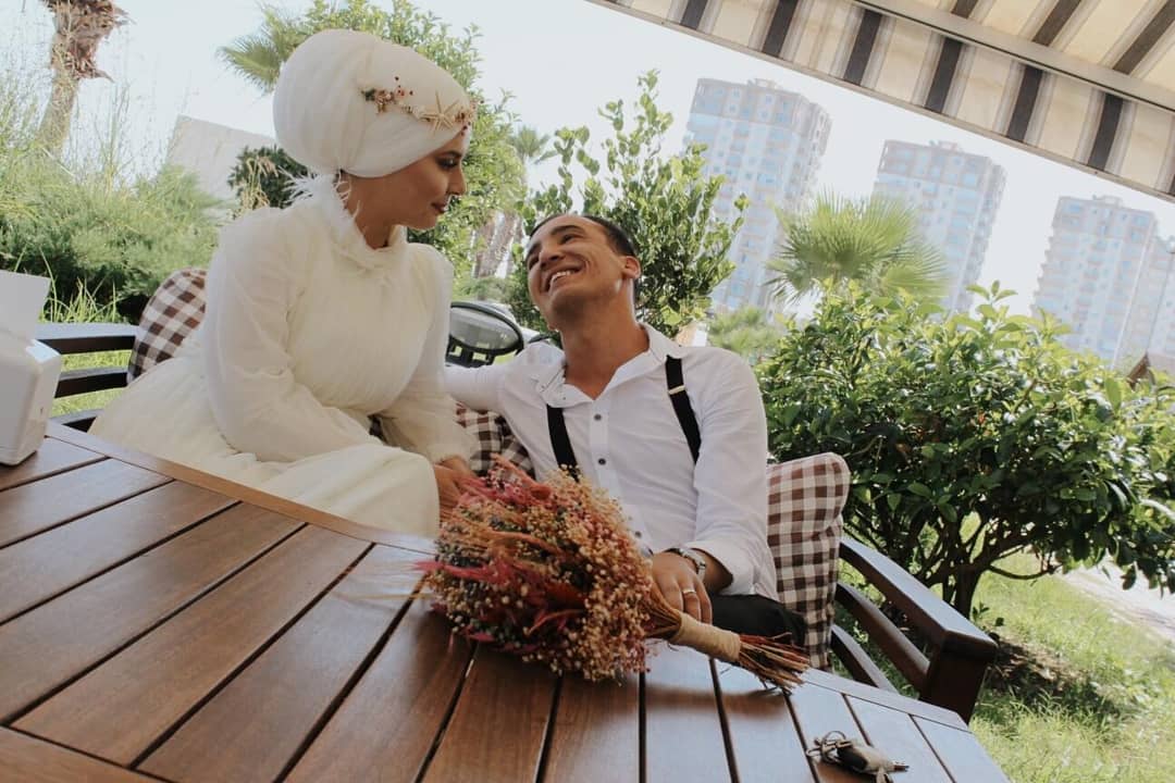 zeyyyyneeep's tweet photo. @cemaddriannn Doğru insanı bulduktan sonra her türlü oluyor arkadaşlar. Aramızdaki 1000 km'ye rağmen biz evlendik. Çok ta güzel oldu. Gözlerindeki bebeksiliği görebilmek için ömrümün geri kalanını verebilirim. @offuzatmatamam https://t.co/MF5wZIlOlh