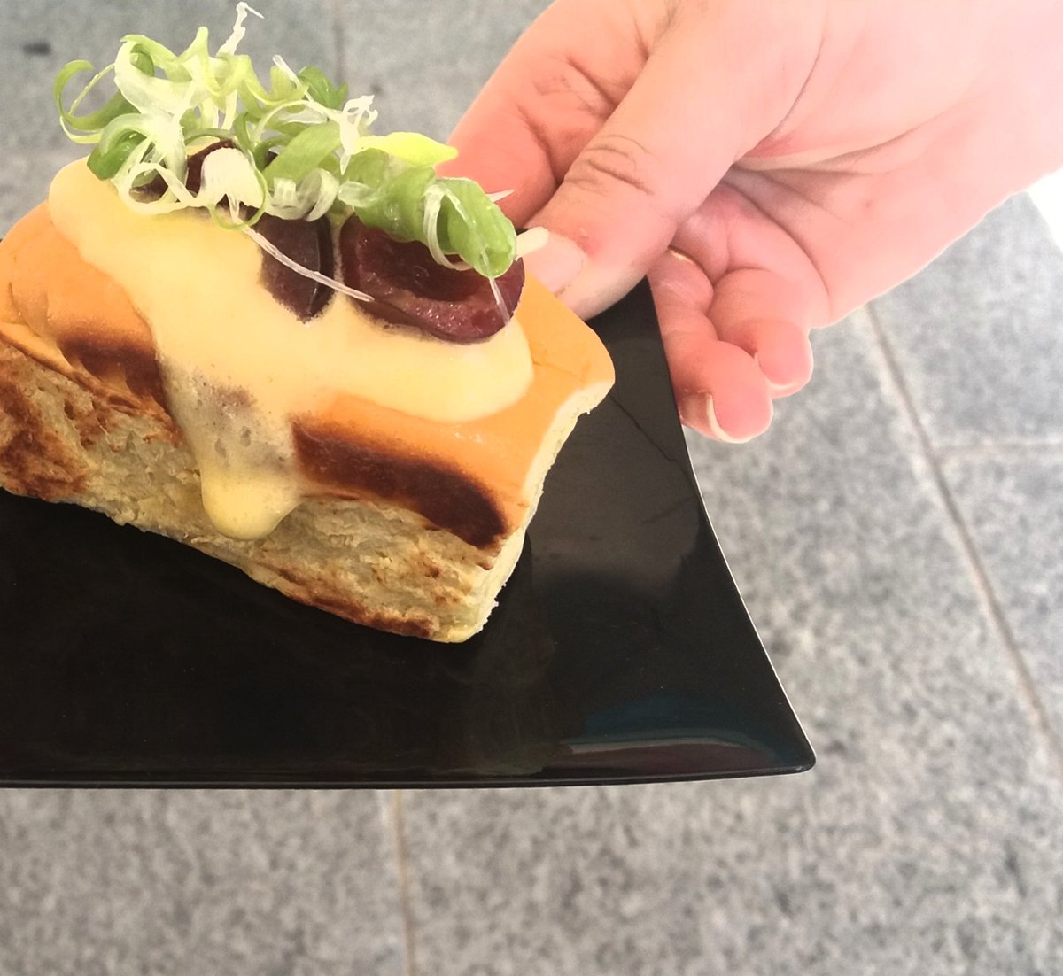 Disfrutando de esta mañana soleada en #BurgosGastroCity con las primeras colas para poder acceder a la venta de <a href="/caderechas/">Valle de Caderechas</a> la espera se hace amena gracias a <a href="/Javierruizfonta/">Javier Ruiz Fonta</a> de <a href="/LaJamada/">La Jamada</a> nuevas recetas y muy creativas con este delicioso fruto #Diasdecerezas