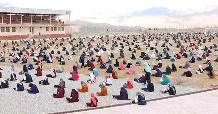 HNadeem22's tweet photo. It gives me hope when I see hundreds of boys &amp; girls are taking Kankor exam under d  melting sun just 2 get admission 2 universities. 
This is what we mean when we say Afghanistan will never go back to d time of darkness &amp; ignorance. 

#Kankor #education #Afghanboys #afghangirls https://t.co/oeYzZZjnjZ
