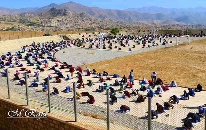 HNadeem22's tweet photo. It gives me hope when I see hundreds of boys &amp; girls are taking Kankor exam under d  melting sun just 2 get admission 2 universities. 
This is what we mean when we say Afghanistan will never go back to d time of darkness &amp; ignorance. 

#Kankor #education #Afghanboys #afghangirls https://t.co/oeYzZZjnjZ