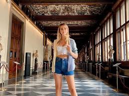 L'idea che una personalità cara ai ragazzi come <a href="/ChiaraFerragni/">Chiara Ferragni</a>  si occupi di cultura e li appassioni magari ai musei è ottima e la reazione degli eterni parrucconi non mi sorprende, vorrebbero <a href="/UffiziGalleries/">Gallerie degli Uffizi</a> per loro e gli amichetti del Civcolo Bvidge Signova Mia Che Tempi!