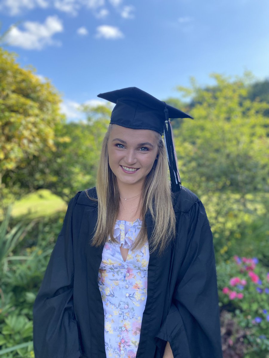 GirdlestoneLucy's tweet photo. I did it! I graduated from UoN with first class honours in Physiotherapy and had an improvised garden graduation to celebrate👩‍🎓🎉 https://t.co/ObAoyeErMn