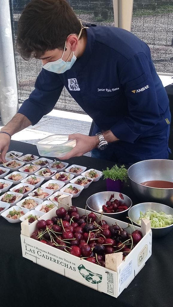 Hoy en #diasdecerezas con <a href="/Javierruizfonta/">Javier Ruiz Fonta</a>, increíble la experiencia de este cocinero burgalés de <a href="/LaJamada/">La Jamada</a>, buenos consejos para poder disfrutar de la cereza de <a href="/caderechas/">Valle de Caderechas</a> de forma creativa <a href="/gastro_burgos/">BurgosGastroCity</a>