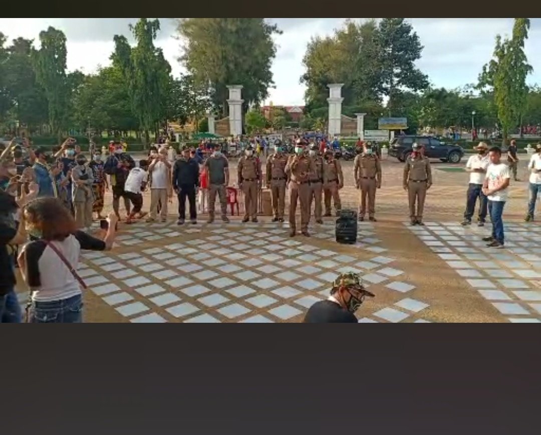Pelaploen1's tweet photo. ที่อุบลคือตำรวจมาพูดนั่นนี่เพื่อให้เลิกม็อบ​ เพื่อ?!?!?!!!?? #ให้มันจบที่รุ่นเรา #เยาวชนปลดแอก https://t.co/TVycpLYpAv