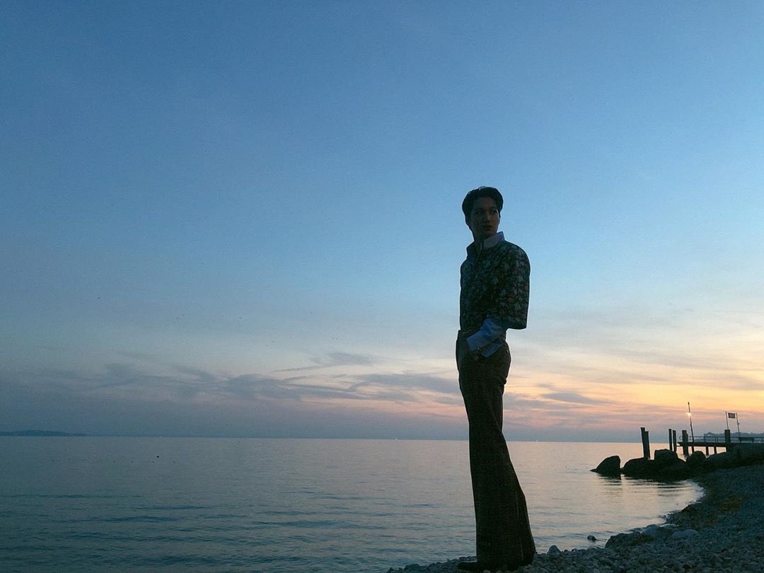 94KD93's tweet photo. the best view: kim jongin 🍃🌊 https://t.co/D6Nnmzo4z6