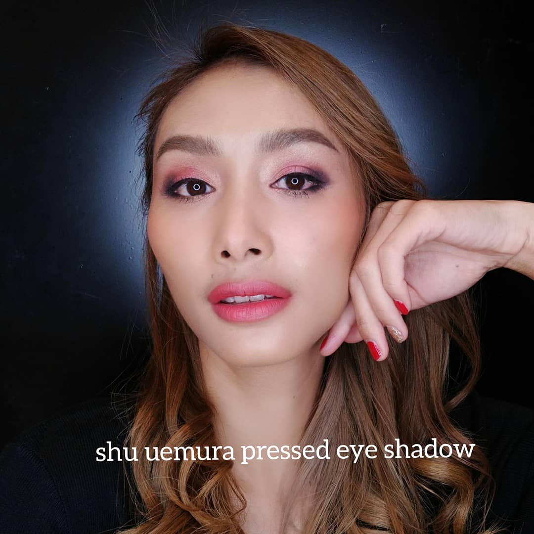 Supanna40702850's tweet photo. ฤดูไหนๆก็สดใส เนรมิตดวงตาคุณสวยฉ่ำสู้ฤดูฝนกันค่ะ New! pressed eyeshadow @shuuemura 

  👁pressed eyeshadow 
M 797 A, P red plum 179, ME Pink glod 143 

💋 lips : rouge unlimited amplified matte CR365

#shuuemura #shuuemuraartist #pressedeyeshadow #shuartistTH 
#eyeshadow https://t.co/dujXJsDXp2