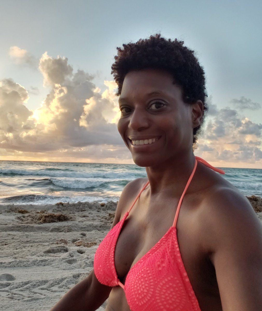DrDouglene's tweet photo. My happy place❣Do what makes you smile❣#beachprivilege #greatwithgraves #trackthestorm #healthyself https://t.co/mVxtEojyWZ