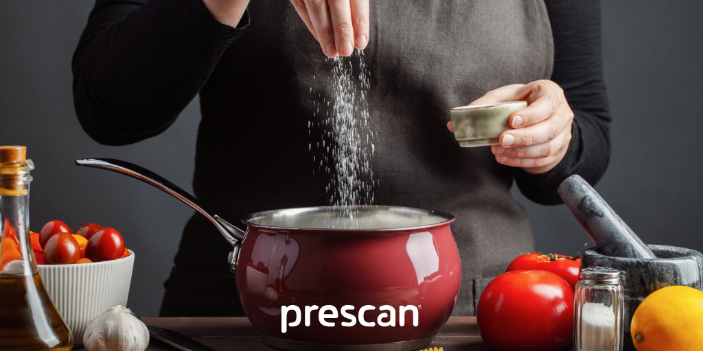 Het blijkt dat veel Nederlanders al aan hun maximale hoeveelheid zout per jaar zitten. In veel voeding zit veel zout verstopt, van brood en vlees tot pastasauzen. Kijk daarom kritisch naar de achterkant van een verpakking. Onze artsen adviseren maximaal zes gram zout per dag.