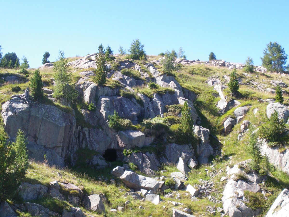 andyblanck1's tweet photo. 100mts of #undergroundwar:
entrance to Italian mine gallery;
Austrian fort to blow up with mine;
room for storing tools and resting of mining soldiers;
slit shielded by Austrians to interrupt tunnel after underground combat.
Nobody knows what's beyond!
#WW1mines #dolomitifront https://t.co/W4tmu1J2sQ